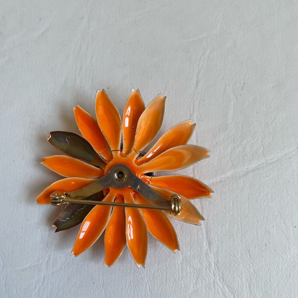 VINTAGE TIN ORANGE DAISY BROOCH MATCHING CLIP ON EARRINGS ENAMEL PAINT - Picture 5 of 7